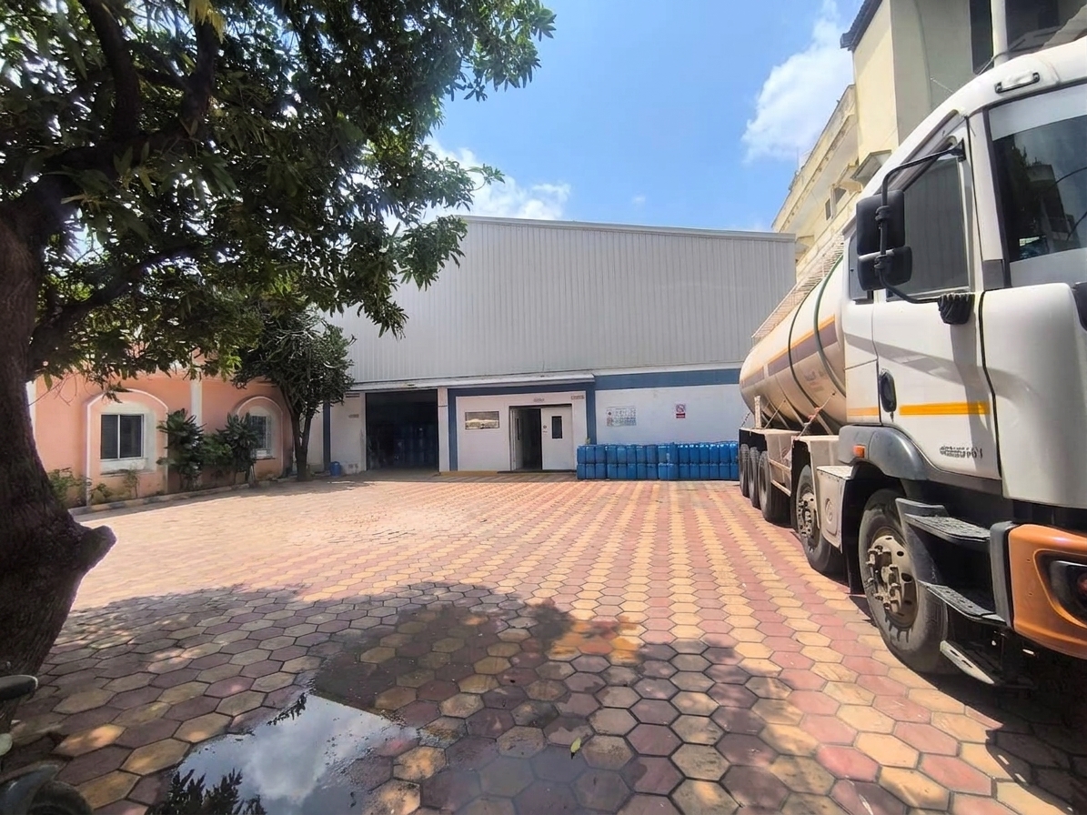 Raw material tanker at the MetalGuard loading dock